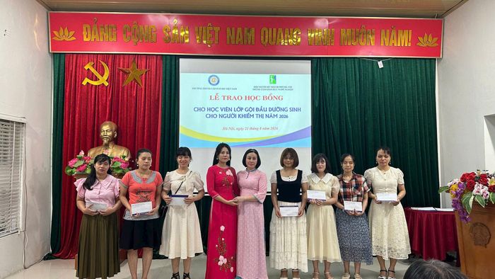 Trao học bổng cho học viên khiếm thị. Ảnh: Khánh Linh