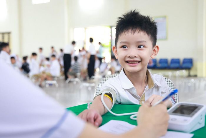 Việc khám sức khỏe miễn phí cho học sinh trên địa bàn thành phố Hà Nội nhằm cụ thể hóa Nghị quyết số 72-NQ/TW của Bộ Chính trị về các giải pháp đột phá bảo vệ, chăm sóc sức khỏe nhân dân, Chỉ thị số 17/CT-TTg của Thủ tướng Chính phủ và Nghị quyết số 14/2026/NQ-HĐND của HĐND thành phố Hà Nội về chính sách hỗ trợ an sinh xã hội cho người dân Thủ đô.
