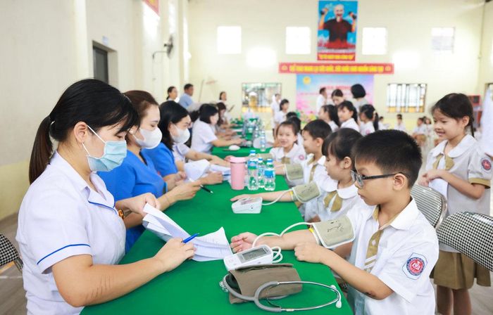 Những ngày này, công tác khám sức khỏe định kỳ miễn phí cho học sinh theo Kế hoạch số 8346/KH-SYT của Sở Y tế Hà Nội đang được Trạm Y tế xã Hoài Đức phối hợp với Bệnh viện đa khoa Hoài Đức khẩn trương thực hiện trên địa bàn xã.