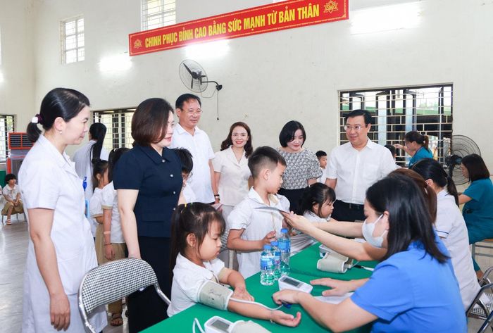 Bí thư Đảng ủy xã Hoài Đức Nguyễn Thanh Bình kiểm tra công tác khám sức khỏe định kỳ miễn phí cho học sinh trên địa bàn.