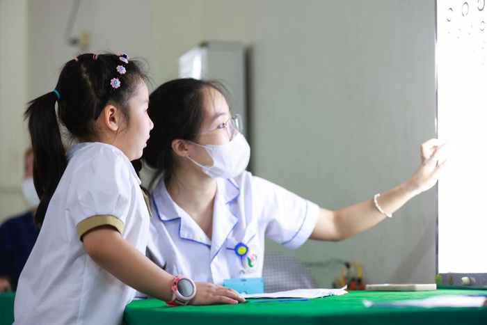 Theo Giám đốc Trạm Y tế xã Hoài Đức Hoàng Thị Thanh, địa bàn xã Hoài Đức có 22.336 em học sinh, đến thời điểm hiện tại Trạm Y tế xã đã khám được cho gần 5.000 em, mỗi ngày ước tính khám được từ 1.000 - 1.500 đối tượng, hướng tới mục tiêu 100% trẻ em, học sinh thuộc diện được khám hoàn thành trước ngày khai giảng năm học mới.