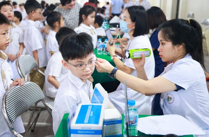 Khám sức khỏe định kỳ cho các học sinh góp phần theo dõi tình trạng sức khỏe, sự phát triển của các em, qua đó kịp thời lưu ý những dấu hiệu bất thường và tư vấn gia đình biện pháp chăm sóc phù hợp.