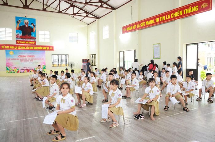 Ghi nhận tại điểm khám lưu động Trường Tiểu học và THCS Vạn Xuân (xã Hoài Đức), ngày 21-8, công tác khám sức khỏe cho học sinh được triển khai nghiêm ngặt. Từng học sinh được phát phiếu khám, ngồi chờ xếp hàng theo hướng dẫn của các cán bộ y tế và thầy, cô giáo của nhà trường.