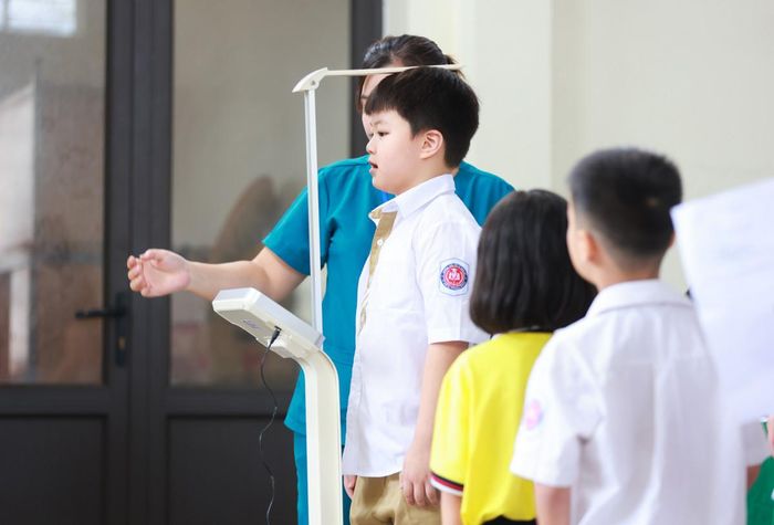 Quy trình khám được triển khai khoa học, từ khâu tiếp đón, kiểm tra thông tin… Sau đó, các em học sinh được đo chiều cao, cân nặng, khám các chuyên khoa cơ bản, hướng dẫn chuyển tuyến kịp thời đối với các trường hợp nghi ngờ bệnh lý theo diện BHYT.