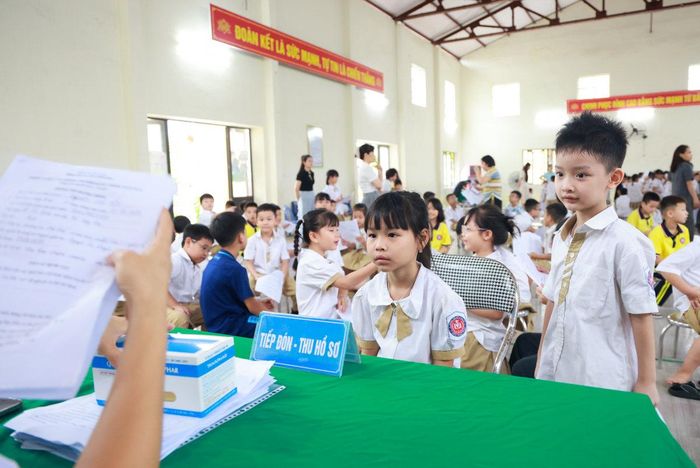 Phó Chủ tịch UBND xã Hoài Đức Đồng Thị Nga, cho biết: Để triển khai tổng thể từ công tác chuẩn bị đến lực lượng y tế khám sức khỏe miễn phí cho các cháu học sinh, UBND xã Hoài Đức đã lên kế hoạch chi tiết, xây dựng các phương án tối ưu nhất. Trong đó, đặc biệt là việc tập trung nguồn nhân lực, đội ngũ y bác sĩ chuyên môn cao từ Bệnh viện đa khoa Hoài Đức tham gia các đoàn khám hỗ trợ Trạm Y tế xã nhằm đảm bảo tiến độ theo đúng cầu của Thành phố.