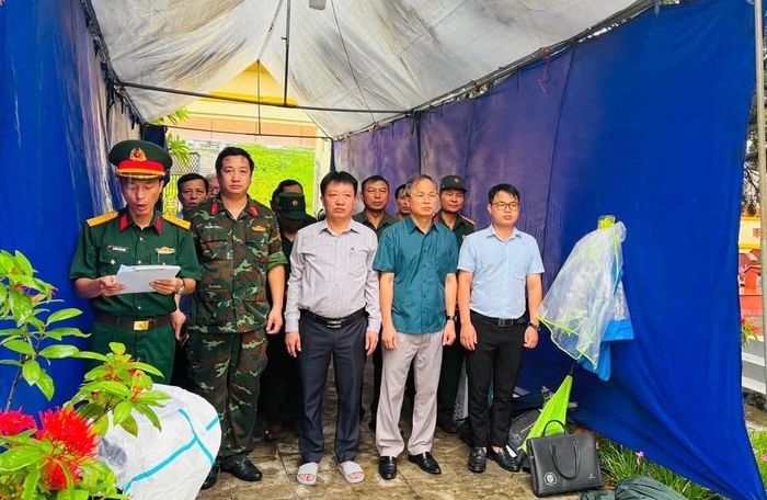 Đoàn đại biểu đến dâng hương, dâng hoa, tưởng niệm các Anh hùng liệt sĩ. Ảnh: PV