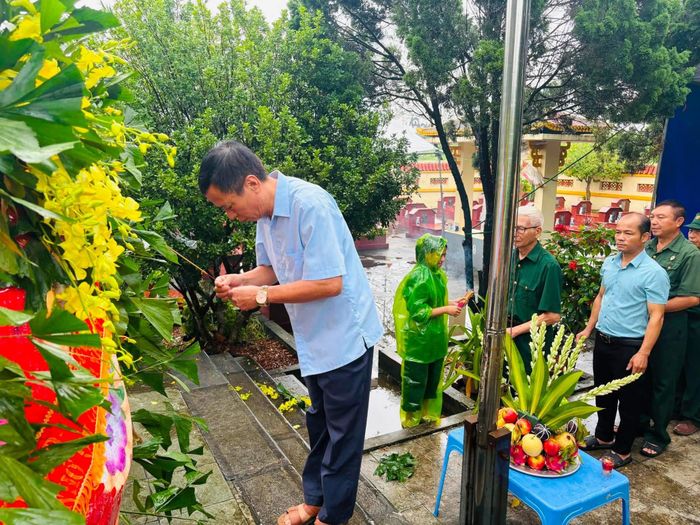 Đoàn đại biểu dâng hương tưởng niệm các Anh hùng liệt sĩ tại Nghĩa trang Liệt sĩ Tân Hòa. Ảnh: PV