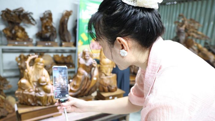 Những người sản xuất, kinh doanh cũng đang dần được trang bị kỹ năng quảng bá sản phẩm trên không gian số. Ảnh:T.Hưng
