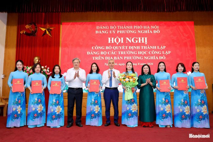 Lãnh đạo phường Nghĩa Đô trao quyết định thành lập Đảng bộ chon các đơn vị sự nghiệp giáo dục công lập sau sắp xếp. Ảnh: MT