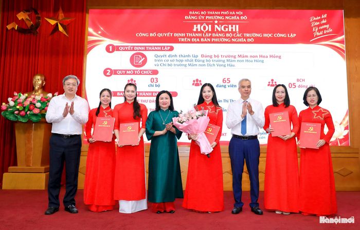 Lãnh đạo phường Nghĩa Đô trao Quyết định thành lập Đảng bộ cho trường Mầm non Hoa Hồng. Ảnh: MT