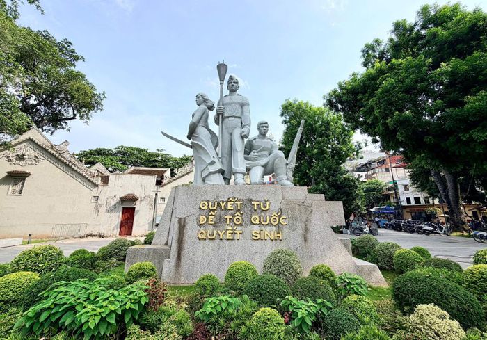 Tượng đài "Quyết tử để Tổ quốc quyết sinh" tại khuôn viên đền Bà Kiệu.