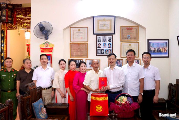 Các đồng chí lãnh đạo phường Phú Thượng thăm, tặng quà gia đình cụ Nguyễn Thị An. Ảnh: Cao Kỳ