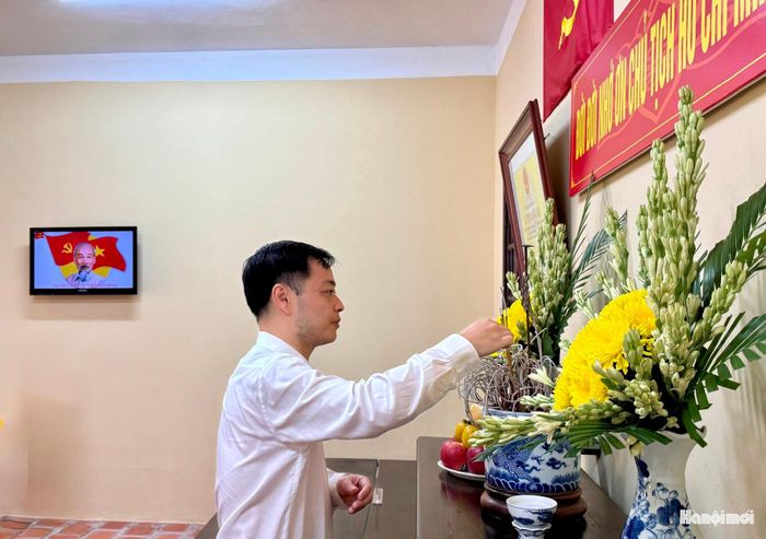 Đồng chí Nguyễn Quốc Hà, Bí thư Đảng ủy, Chủ tịch HĐND phường Phú Thượng thắp hương tưởng niệm Chủ tịch Hồ Chí Minh. Ảnh: Cao Kỳ