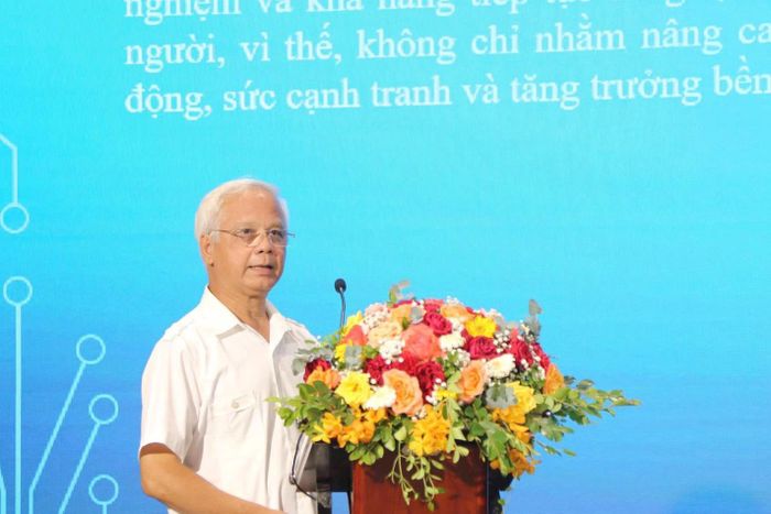 Chủ tịch Hội NCT thành phố Hà Nội Nguyễn Thế Toàn tập huấn nghiệp vụ công tác Hội năm 2026. Ảnh: Bảo Lâm