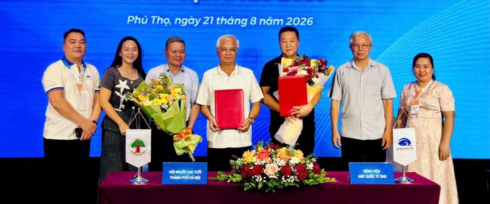 Lễ ký kết chương trình phối hợp về chăm sóc sức khỏe mắt cho NCT Thủ đô giai đoạn 2026-2030. Ảnh: Bảo Lâm