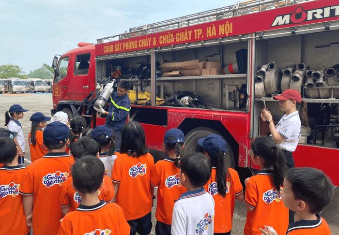 Giáo viên, học sinh nhà trường được tham quan, giới thiệu trang thiết bị chữa cháy, cứu nạn cứu hộ của lực lượng chuyên nghiệp. Ảnh: Phùng Trung