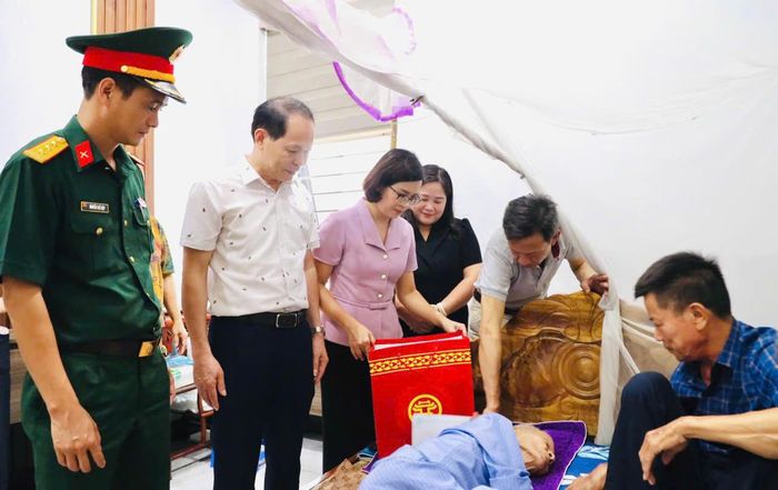 Hoạt động thăm hỏi, tặng quà người có công nhân dịp Quốc khánh 2-9 là việc làm thể hiện đạo lý “Uống nước nhớ nguồn”. Ảnh: PV