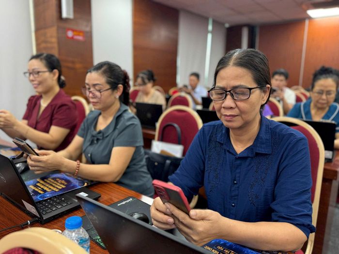 Việc nâng cáo kỹ năng số được chú trọng tới đội ngũ cán bộ dân phố. Ảnh: NT