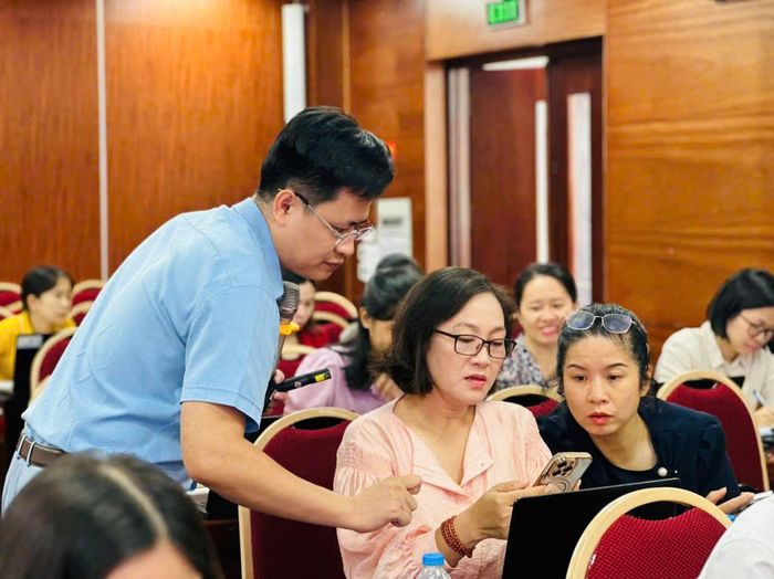 Giảng viên trực tiếp hướng dẫn cách sử dụng AI cho học viên. Ảnh: NT