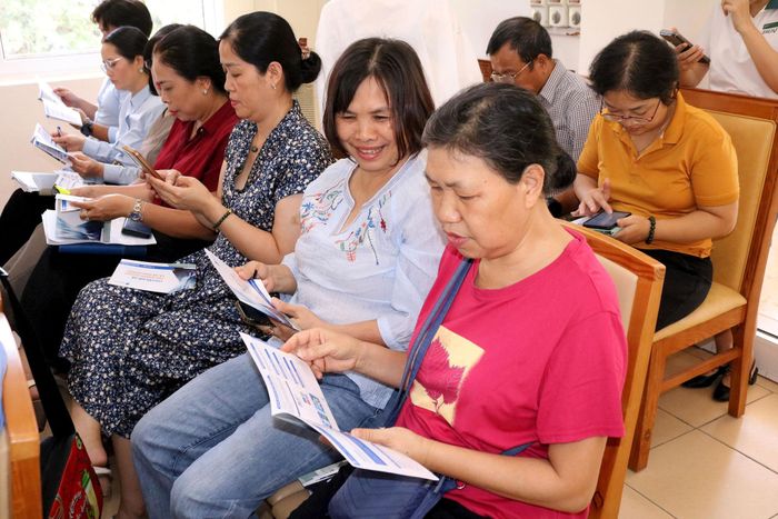 Người dân được hướng dẫn về kinh doanh số. Ảnh: MT