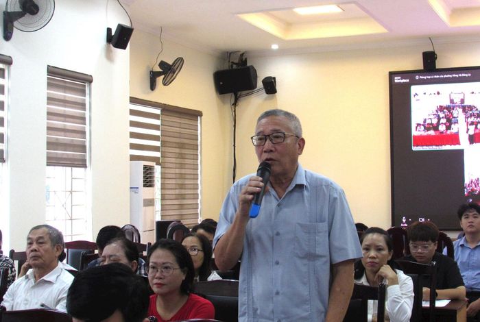 Cử tri Phạm Minh Hoàn phát biểu tại hội nghị. Ảnh: Phương Thảo