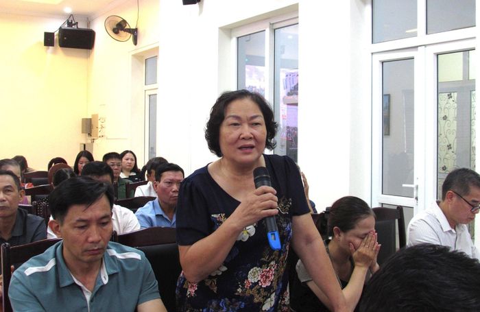 Cử tri Lê Thị Thanh Vân phản ánh các bất cập trong hoạt động của chợ hoa Quảng An. Ảnh: Phương Thảo