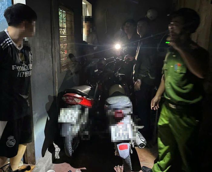 Lực lượng Công an phường Kiến Hưng kiểm tra ma túy tại khu nhà trọ. Ảnh: CAKH