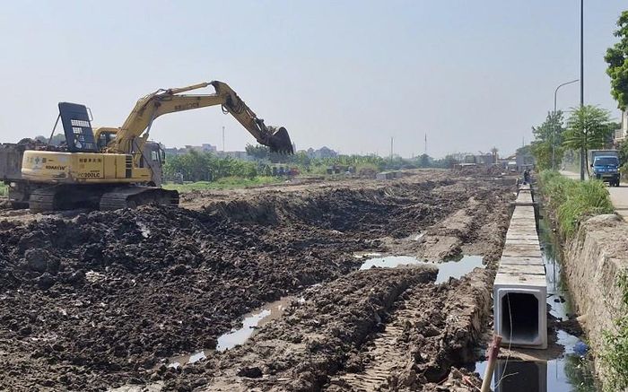 Các dự án hạ tầng giao thông kết hợp thủy lợi ở xã Phú Xuyên được đẩy nhanh tiến độ xây dựng trước mùa mưa bão. Ảnh: PV