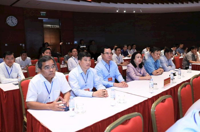 Các đồng chí trong Đoàn nghiên cứu thực tế Chương trình bồi dưỡng, cập nhật kiến thức đối với Ủy viên Ban Chấp hành Trung ương Đảng khóa XIV dự buổi làm việc. Ảnh Quang Thái