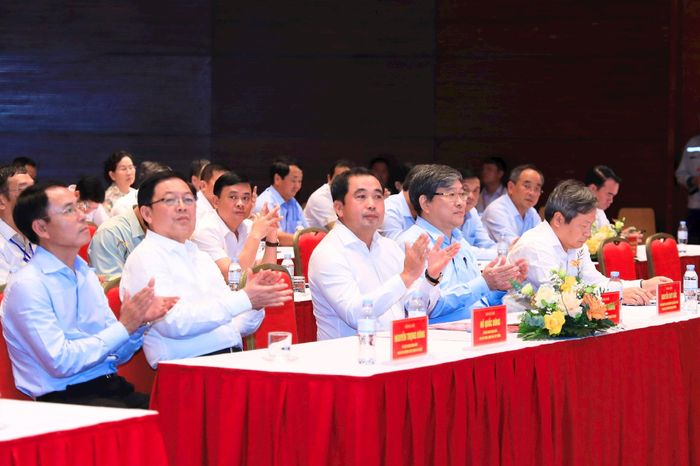Bí thư Thành ủy Hà Nội Trần Đức Thắng và Phó Thủ tướng Chính phủ Hồ Quốc Dũng cùng các đại biểu tại buổi làm việc. Ảnh Quang Thái