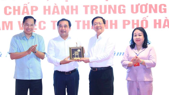 Bí thư Thành ủy Hà Nội Trần Đức Thắng trao quà tặng các đồng chí trong Đoàn công tác. Ảnh Quang Thái