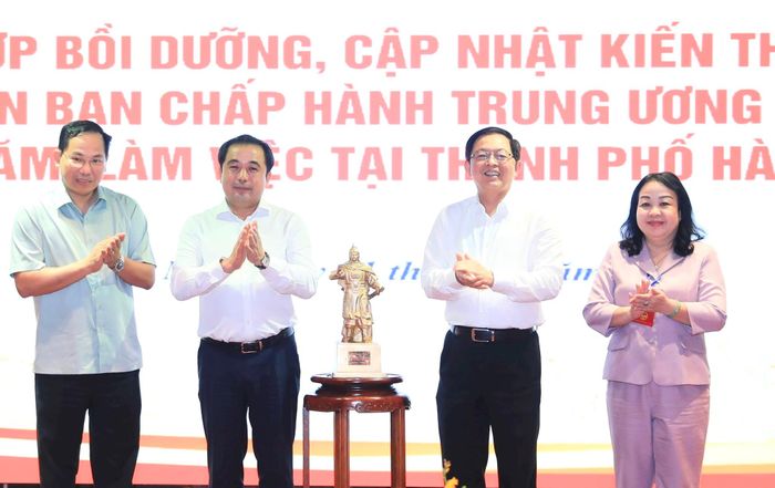 Phó Thủ tướng Chính phủ Hồ Quốc Dũng trao quà lưu niệm của Đoàn công tác tặng thành phố Hà Nội. Ảnh Quang Thái