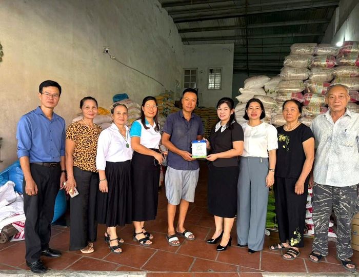 Xã Hoài Đức phối hợp với các đơn vị liên quan hướng dẫn cài đặt, kích hoạt tài khoản, tạo mã QR và hỗ trợ các hộ kinh doanh sử dụng thành thạo các ứng dụng thanh toán điện tử. Ảnh: Thảo Nguyên