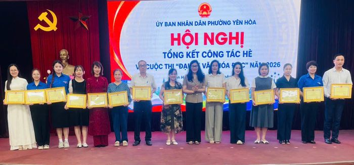 Chủ tịch UBND phường Yên Hòa Trịnh Thị Dung trao khen thưởng cho các cá nhân có thành tích nổi bật trong tổ chức, triển khai các hoạt động hè năm 2026. Ảnh: PV