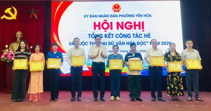 Bí thư Đảng ủy phường Yên Hòa Nguyễn Quốc Khánh trao khen thưởng cho 9 tập thể có thành tích trong tổ chức, triển khai các hoạt động hè năm 2026. Ảnh: PV