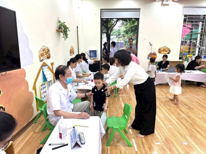 Mục tiêu 100% đối tượng thuộc diện quản lý được khám trước năm học mới. Ảnh: Thái Phương