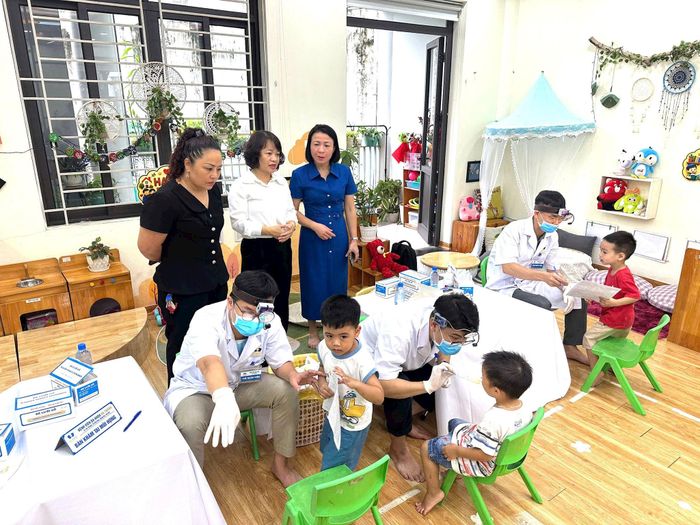 Phó Chủ tịch UBND phường Yên Sở Trần Thanh Nga trực tiếp kiểm tra, giám sát công tác tổ chức tại các điểm khám. Ảnh: Thái Phương