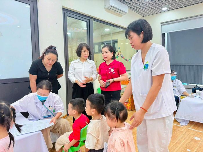 Giám đốc Trạm Y tế phường Yên Sở Vũ Minh Tâm cho biết: Trước khi triển khai, Trạm Y tế đã phối hợp với các nhà trường rà soát danh sách... Ảnh: Thái Phương