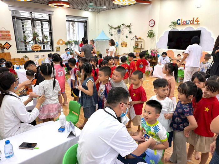 Hơn 1.500 học sinh phường Yên Sở được khám sức khỏe định kỳ miễn phí trong ngày đầu triển khai. Ảnh: Thái Phương