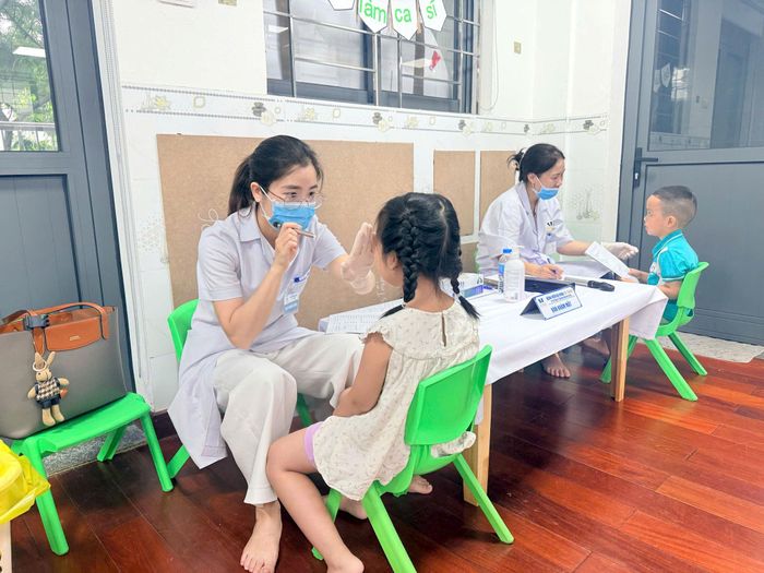 Các y bác sỹ khám tại các trường mầm non trên địa bàn phường Yên Sở trong ngày đầu triển khai. Ảnh: Thái Phương
