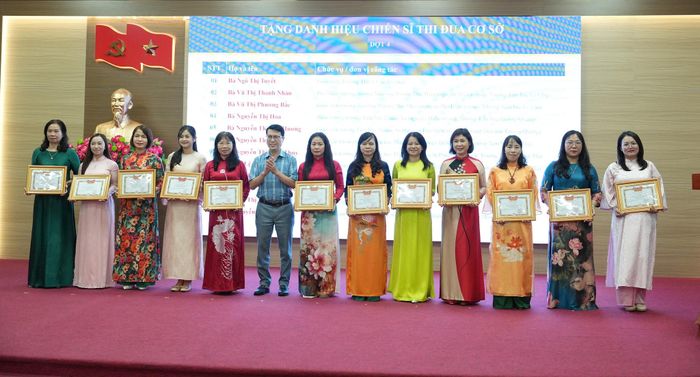 Chủ tịch Ủy ban Mặt trận Tổ quốc Việt Nam xã Thuận An Nguyễn Văn Đạt trao giấy khen đến các cá nhân. Ảnh: Vân Thư