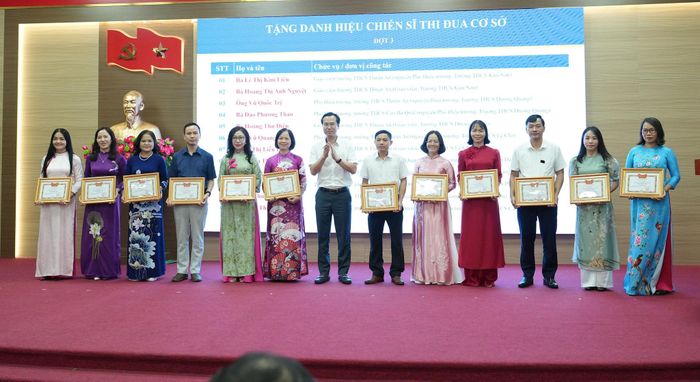 Chủ tịch UBND xã Thuận An Nguyễn Tuấn Khanh trao giấy khen cho các cá nhân tiêu biểu. Ảnh: Vân Thư