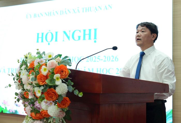 Bí thư Đảng ủy, Chủ tịch HĐND xã Thuận An Trương Văn Học phát biểu tại hội nghị. Ảnh: Vân Thư
