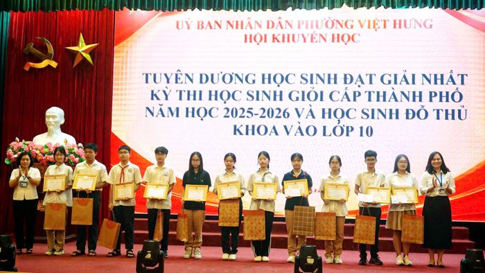 Lãnh đạo phường Việt Hưng trao khen thưởng cho học sinh tiêu biểu. Ảnh: B.Duy