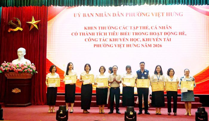 Phó Chủ tịch HĐND phường Việt Hưng Đinh Quang Luận trao khen thưởng cho các tập thể có thành tích tiêu biểu trong hoạt động hè. Ảnh: B.Duy