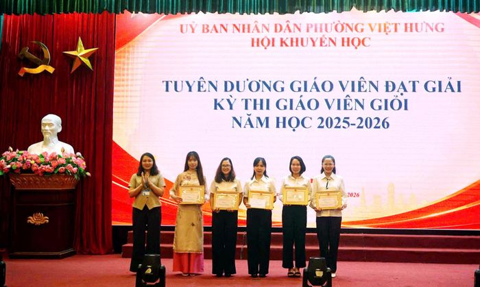 Phó Chủ tịch UBND phường Việt Hưng Nguyễn Thanh Thủy trao khen thưởng các giáo viên tiêu biểu. Ảnh: B.Duy