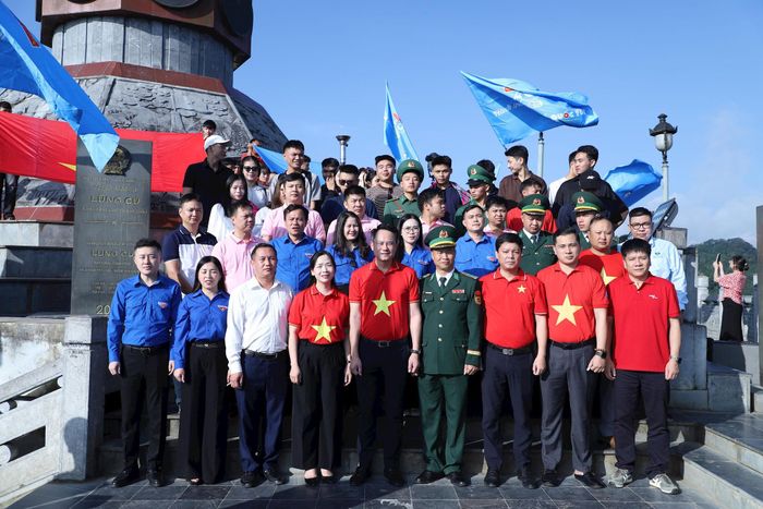 Lễ chào cờ "Tôi yêu Tổ quốc tôi" trên Cột cờ Quốc gia Lũng Cú. Ảnh: Hải Lâm