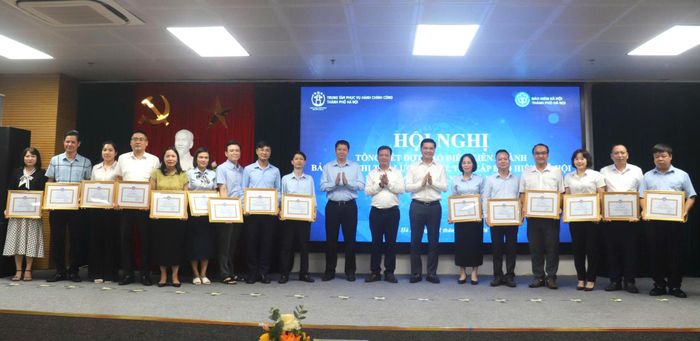 Các tập thể được trao tặng Giấy khen của BHXH thành phố. Ảnh: PV