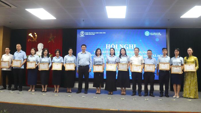 Giám đốc Trung tâm Phục vụ hành chính công thành phố Phan Văn Phúc trao Giấy khen của Trung tâm tặng các tập thể. Ảnh: PV