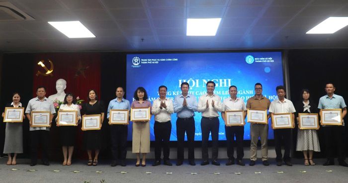 Các cá nhân được trao tặng Giấy khen của BHXH thành phố. Ảnh: PV